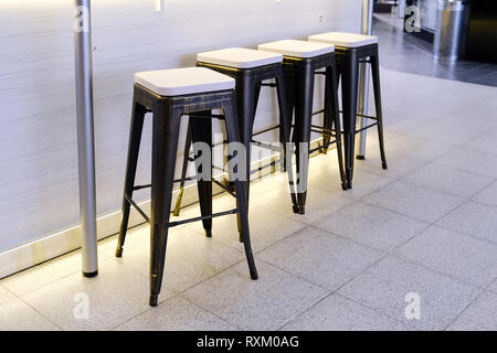 Les chaises dans le café. chaise d'attente pour les clients. Banque D'Images