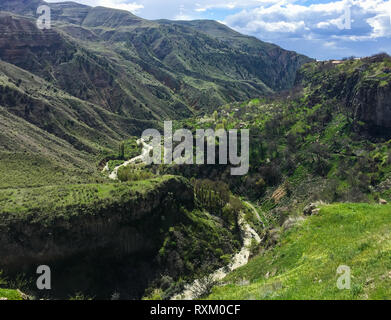 Belle vue sur les montagnes vertes du Temple de Garni au printemps. L'Arménie Banque D'Images