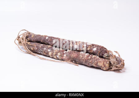 Trois bâtons de saucisson avec le moule. Saucisses de viande au centre du cadre. Vue de face. Banque D'Images