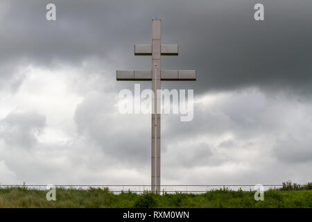 La croix de Lorraine (Croix de Lorraine) au-dessus de Juno Beach, Courseulles-sur-mer, Normandie, France. Banque D'Images