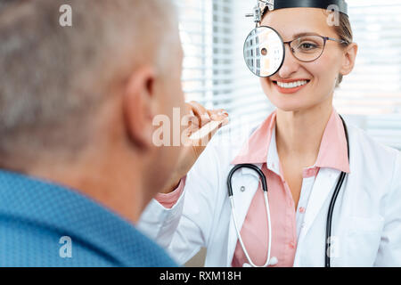 ENT doctor examining patient Banque D'Images