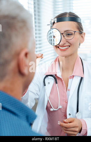 ENT doctor examining patient Banque D'Images