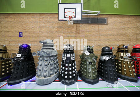 Daleks s'alignent pour une tentative de record du monde dans la plupart des Daleks dans un seul endroit au cours de 'The Gathering', un médecin qui la charité à thème à l'olympiade d'événements de loisirs à Chippenham, Wiltshire. Banque D'Images