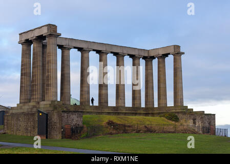 Vue sur le Monument National d'Ecosse, monument historique historique perché aux soldats et marins d'Ecosse qui ont péri dans les guerres napoléoniennes. Banque D'Images