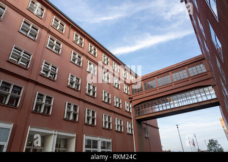 Milan, Lombardie, Italie : bâtiments modernes dans le nouveau quartier de Bicocca Banque D'Images