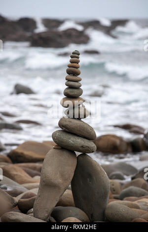 Galets sur la côte. Peu de cairn sur le fond de la mer. Paysage pour la méditation. Banque D'Images