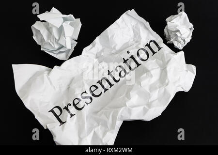Feuille de papier froissé avec word Présentation isolated on black Banque D'Images