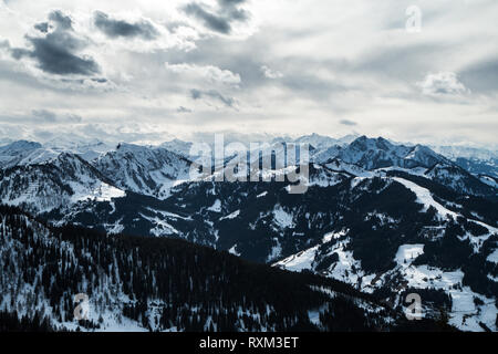 Une photo de la journée ensoleillée en Alpes autrichiennes. La visibilité est excellente, la nature est très agréable. Les sommets des montagnes se cachent dans certains nuages. Banque D'Images