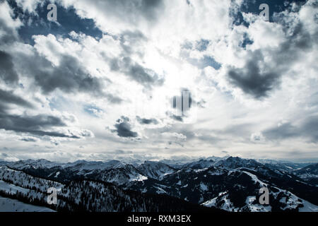 Une photo de la journée ensoleillée en Alpes autrichiennes. La visibilité est excellente, la nature est très agréable. Les sommets des montagnes se cachent dans certains nuages. Banque D'Images