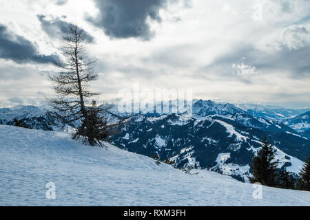 Une photo de la journée ensoleillée en Alpes autrichiennes. La visibilité est excellente, la nature est très agréable. Les sommets des montagnes se cachent dans certains nuages. Banque D'Images