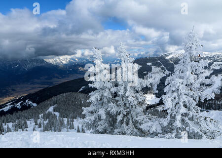 Une photo de la journée ensoleillée en Alpes autrichiennes. La visibilité est excellente, la nature est très agréable. Les sommets des montagnes se cachent dans certains nuages. Banque D'Images