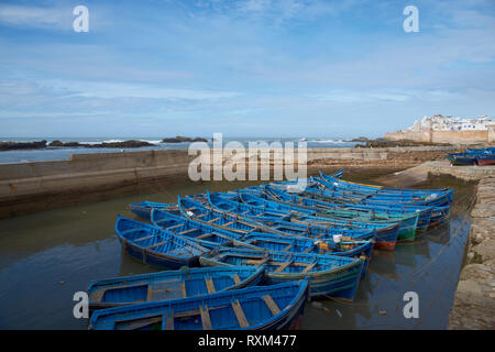 Les petits bateaux de pêche en bois à l'intérieur du port historique d'Essaouira au Maroc. Banque D'Images