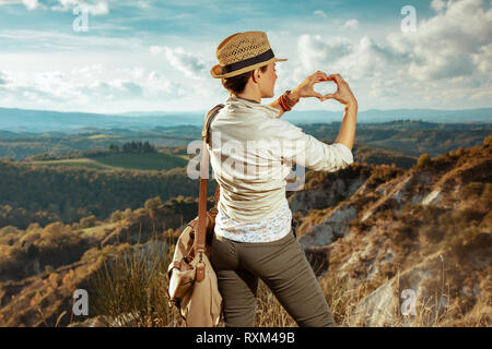 Vus de derri re voyageur actif femme en v tements de randonn e