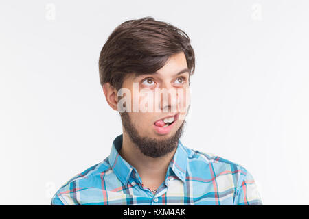 Expression, April Fools Day et joke concept - jeune homme barbu rigolo fourrer sa langue. Banque D'Images