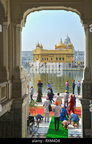 L'INDE, Punjab, Amritsar, octobre . Pèlerins dans le temple d'or d'Amritsar. Le temple est le plus saint de culte pour la communauté sikh Banque D'Images