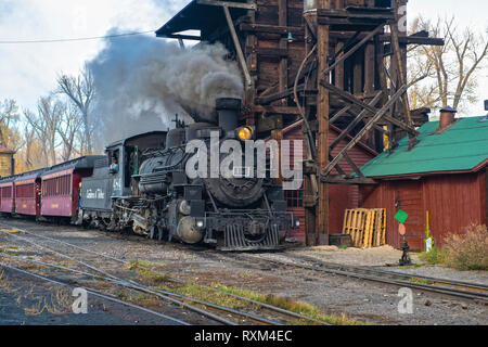 CUMBRES, Nouveau Mexique, USA. Dernière Cumbres & steamtrain toltèque de la saison dans la station auf Cumbres Banque D'Images