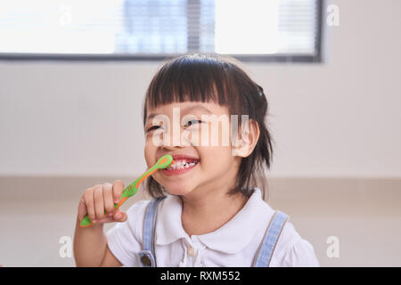 L'hygiène dentaire. happy little girl se brosser les dents Banque D'Images