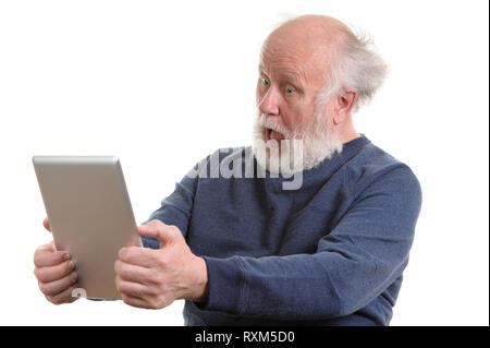 Funny choqué senior man using tablet computer isolated on white Banque D'Images