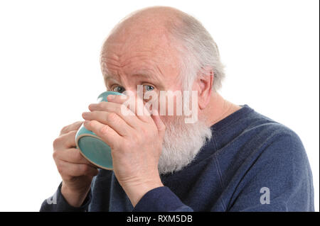 Homme âgé buvant dans une tasse, isolated on white Banque D'Images