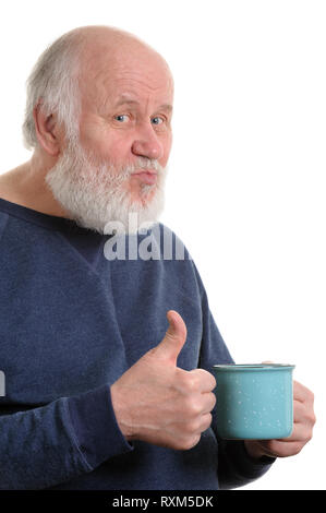 Un homme âgé avec une tasse de mauvais thé ou café showing thumb up isolated on white Banque D'Images