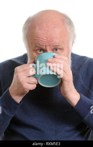 Homme âgé buvant dans une tasse, isolated on white Banque D'Images