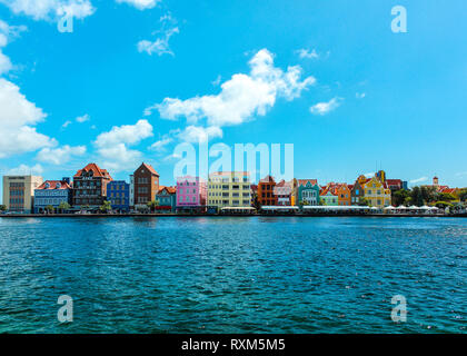 La vue avant de Punda à Willemstad Curaçao est l'un des plus touristique dans cette ville. Les bâtiments colorés et créer une vue incroyable. Banque D'Images