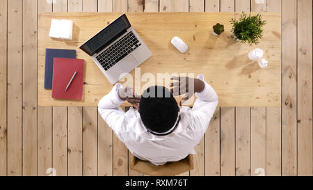 Young african american médecin souffrant de maux désespérés et souligné parce que la douleur et la migraine. Les mains sur la tête. Banque D'Images