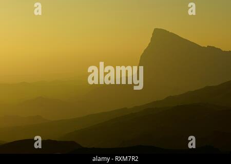 Beaux couchers de soleil sur les plus hautes montagnes d'Oman. Jabal al Akhdar. Al Hajar Mountains. Banque D'Images