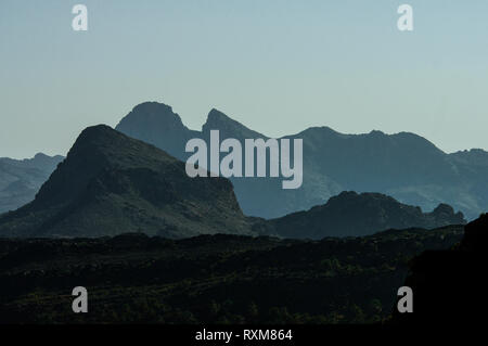 Beaux couchers de soleil sur les plus hautes montagnes d'Oman. Jabal al Akhdar. Al Hajar Mountains. Banque D'Images