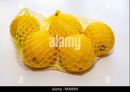 Les citrons en sac net Banque D'Images