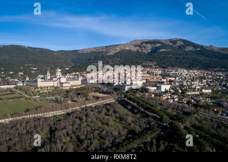 Vue aérienne du monastère d'El Escorial au lever du soleil au printemps avec la Guadarrama au bas Banque D'Images