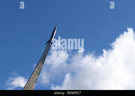Monument des conquérants de l'espace, silhouette de fusée russe contre le ciel nuageux. Musée de l'astronautique à Moscou, symbole de l'exploration spatiale Banque D'Images