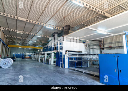 Intérieur de l'usine de textile avec un équipement automatisé.Concept de l'industrie et de la technologie Banque D'Images