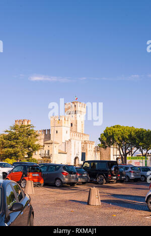 Château dans le nord de l'Italie près du lac. Ancien château et le ciel bleu. Voyages en Europe et le tourisme. Espace libre pour le texte Banque D'Images