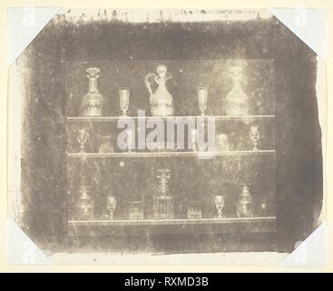 Les ouvrages en verre sur trois étagères. William Henry Fox Talbot, l'anglais, 1800-1877. Date : 1839-1844. Dimensions : 12.7 × 15.2 cm (image) ; 18,7 x 23,2 cm (papier). Impression sur papier salé. Origine : Angleterre. Musée : le Chicago Art Institute. Banque D'Images