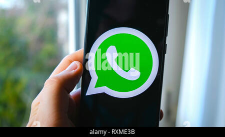 Utiliser la main symbole sur smartphone app Whatsapp Banque D'Images