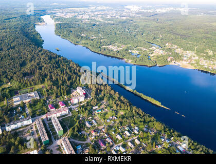 Vue aérienne de la rivière Svir, dans la région de Leningrad - Russie. Banque D'Images