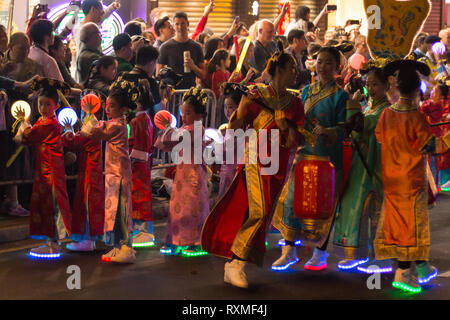 Les enfants de l'École de la danse dans le cadre du Nouvel An chinois / célébrations du Nouvel An lunaire (année du cochon) à Kowloon, Hong Kong, Chine Banque D'Images