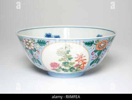 Bol avec pivoines et chrysanthèmes. La Chine. Date : 1821-1850. Dimensions : H. 6,5 cm (2 9/16 in.) ; diam. 14,9 cm (5 7/8 in.). Porcelaine peinte en bleu sous glaçure et overglaze émaux. Origine : Chine. Musée : le Chicago Art Institute. Banque D'Images