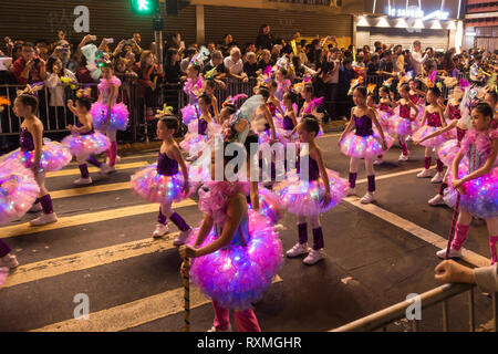 Les filles en robe rose danser dans le cadre de la nouvelle année chinoise / Nouvel An lunaire (année du cochon) à Kowloon, Hong Kong, Chine Banque D'Images