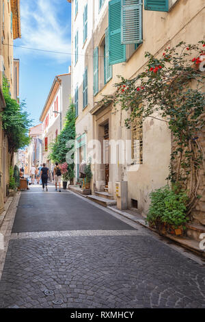 Impression des rues étroites dans le vieux centre d'Antibes Banque D'Images