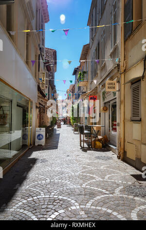 Antibes, France, Septembre 11, 2018 : Impression de l'étroite rue Rue Fourmillière dans le vieux centre d'Antibes Banque D'Images