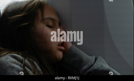 Les jeunes le tween girl sleeping on airplane Banque D'Images