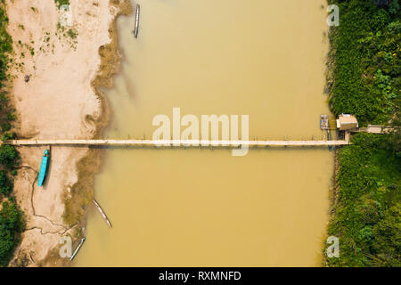 Vue de dessus, superbe vue aérienne du pont de bambou de l'autre côté de la rivière Nam Khan. Banque D'Images