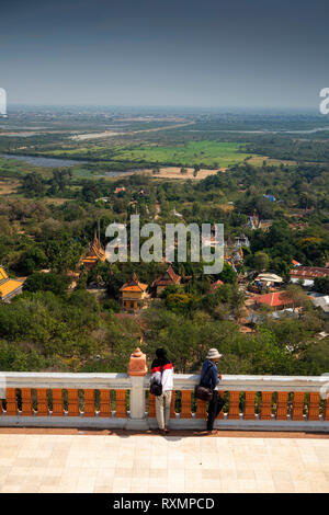 Cambodge, Phnom Penh, Oudong, les visiteurs d'admirer une vue du balcon de sourcil du Bouddha stupa de cheveux Banque D'Images