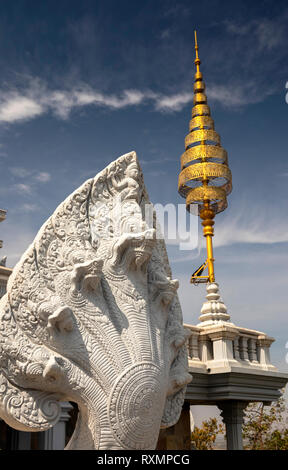 Cambodge, Phnom Penh, Oudong, Naga gardant comme suit pour 2002 stupa contenant des cheveux de sourcil du Bouddha relic Banque D'Images