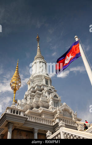 Cambodge, Phnom Penh, Oudong, drapeau national du Cambodge à Buddha's eyebrow relique stupa Banque D'Images