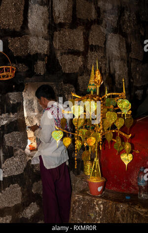 Cambodge, Phnom Penh, Oudong, prêtre à de petites fenêtres vihara par golden symbolique de l'arbre bo Banque D'Images