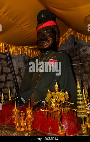 Cm680 CAMBODGE, Phnom Penh, Oudong, statue de l'Homme avec moustache en uniforme militaire à l'intérieur petit vihara Banque D'Images