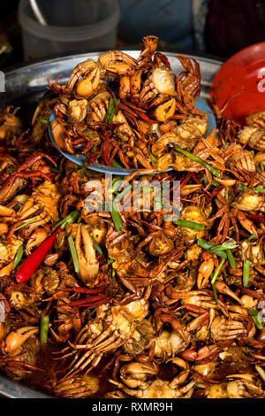 Cambodge, Phnom Penh, Oudong, Food Market, marché de vente commerçant femme petits crabes épicé avec des oignons de printemps et les piments Banque D'Images